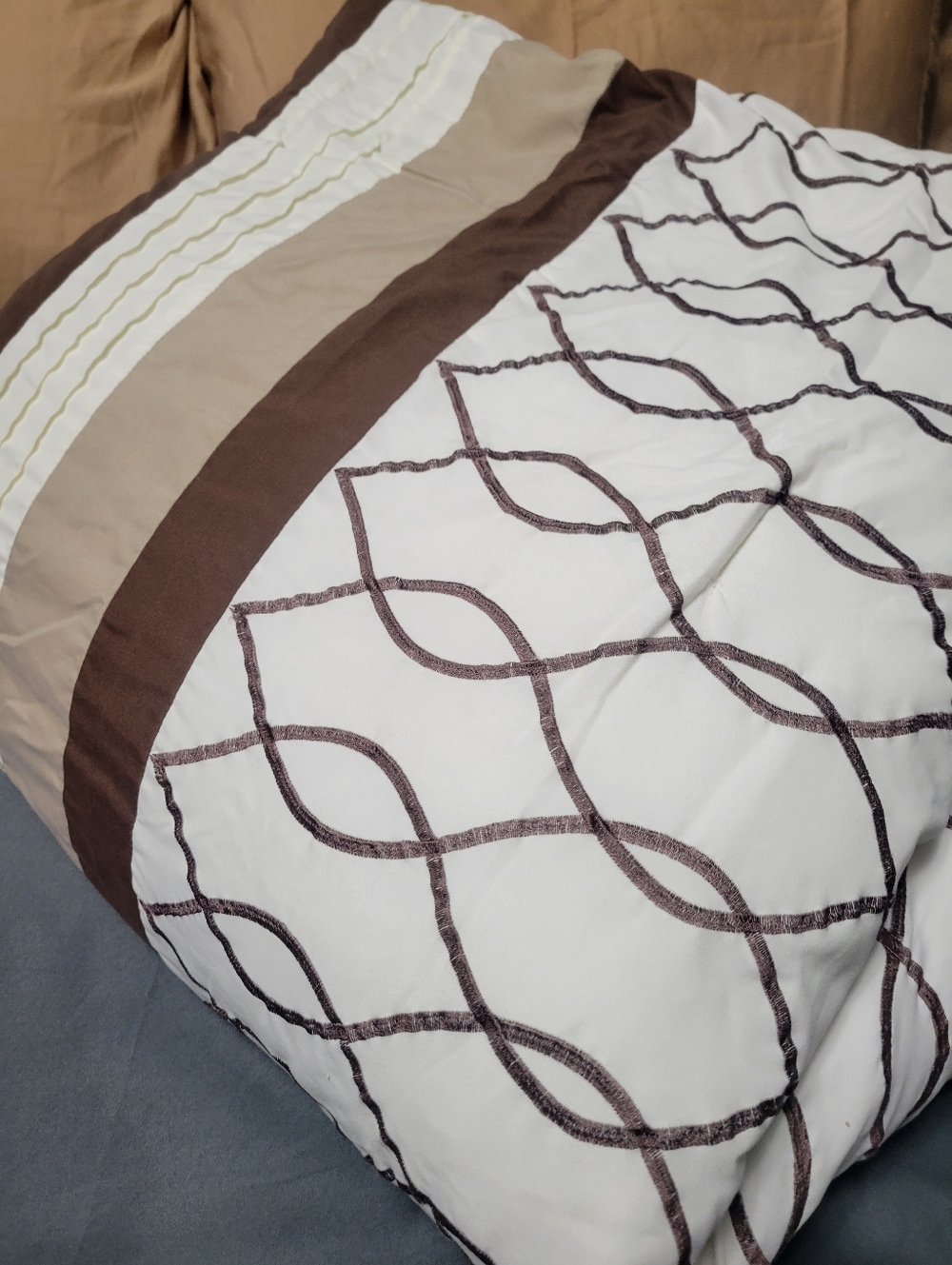 QUEEN COMFORTER